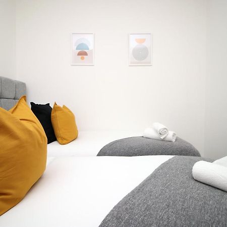 No 2 Under The Clock By Ssw - 2Br, Right In The City Centre, Sleeps 6 Cardiff Exterior photo