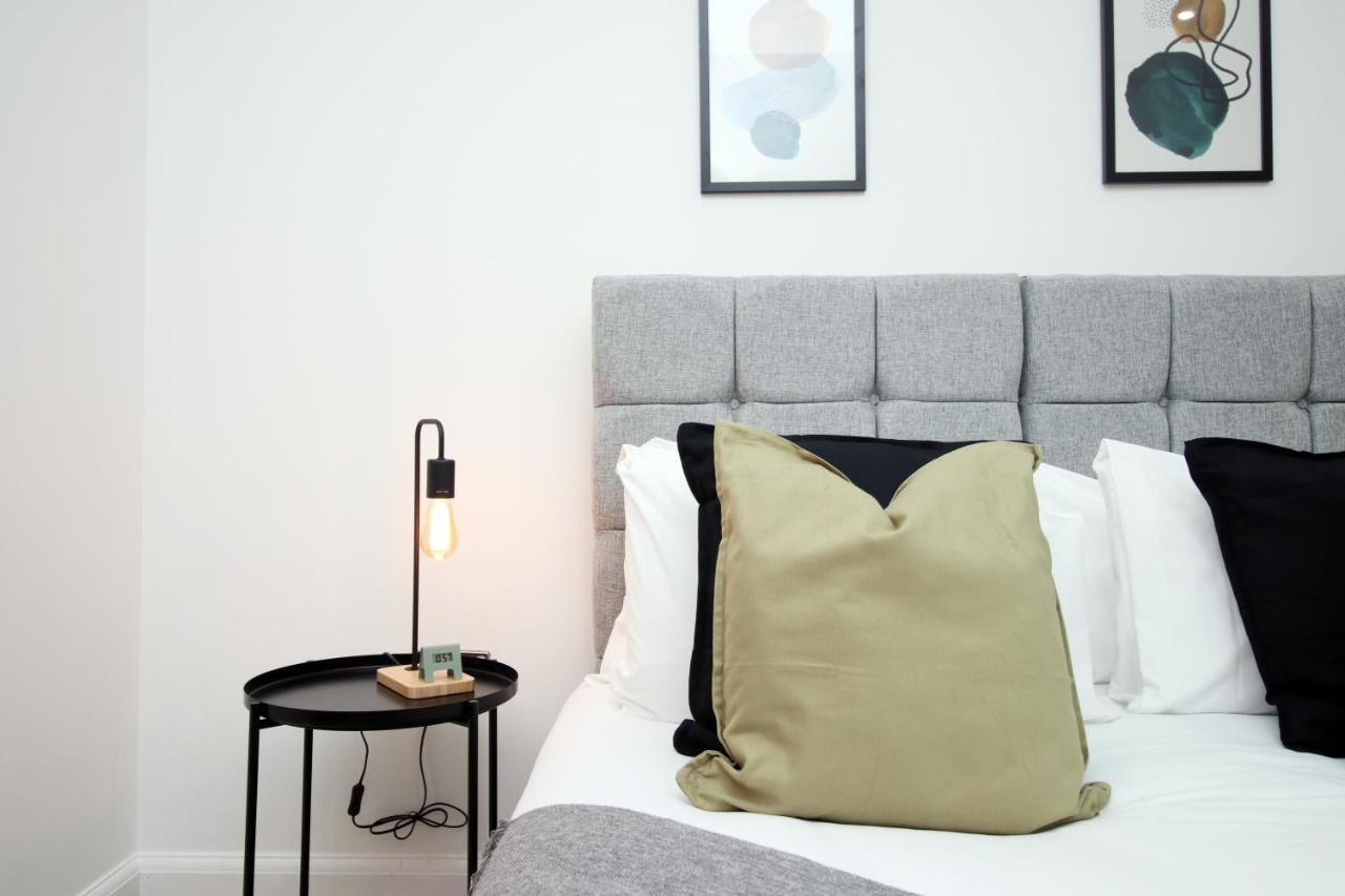 No 2 Under The Clock By Ssw - 2Br, Right In The City Centre, Sleeps 6 Cardiff Exterior photo
