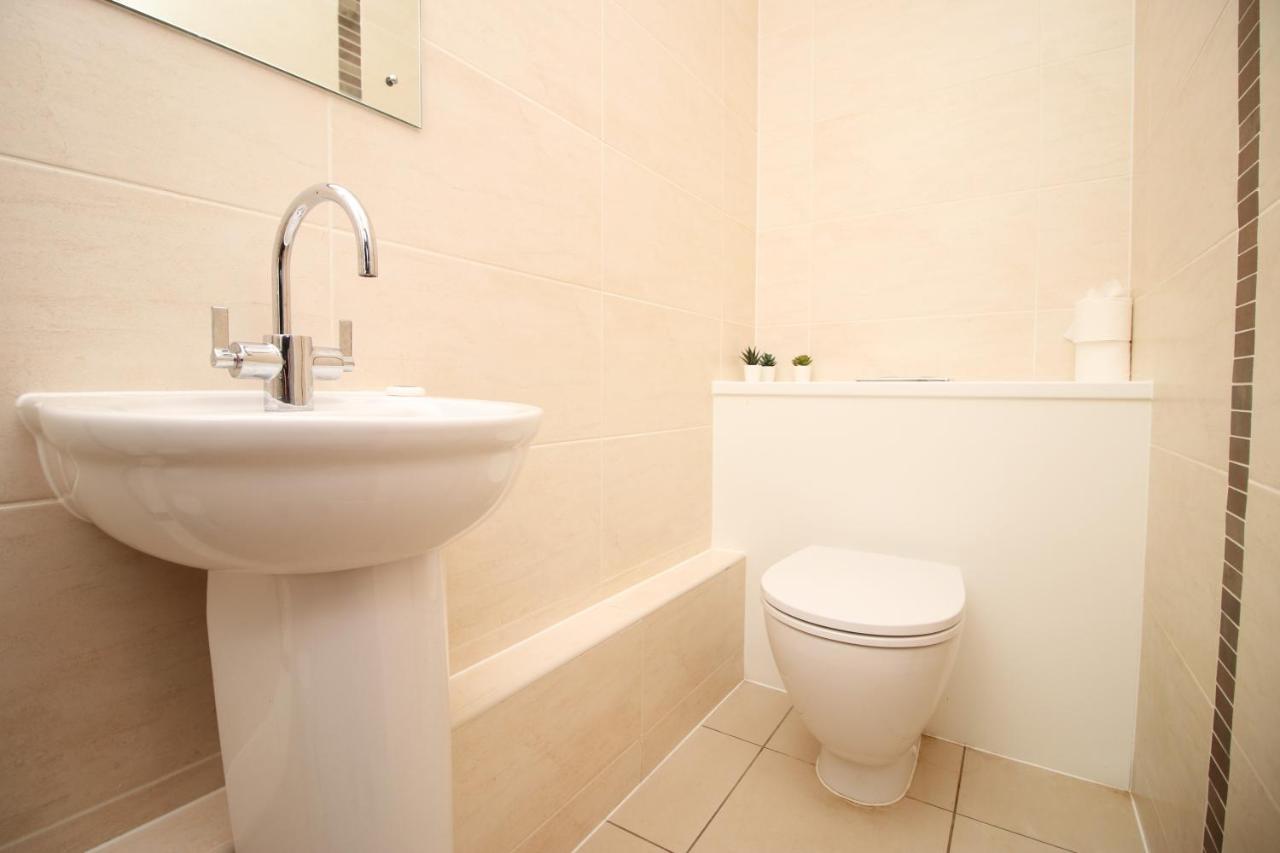 No 2 Under The Clock By Ssw - 2Br, Right In The City Centre, Sleeps 6 Cardiff Exterior photo