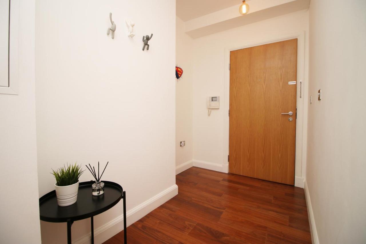 No 2 Under The Clock By Ssw - 2Br, Right In The City Centre, Sleeps 6 Cardiff Exterior photo