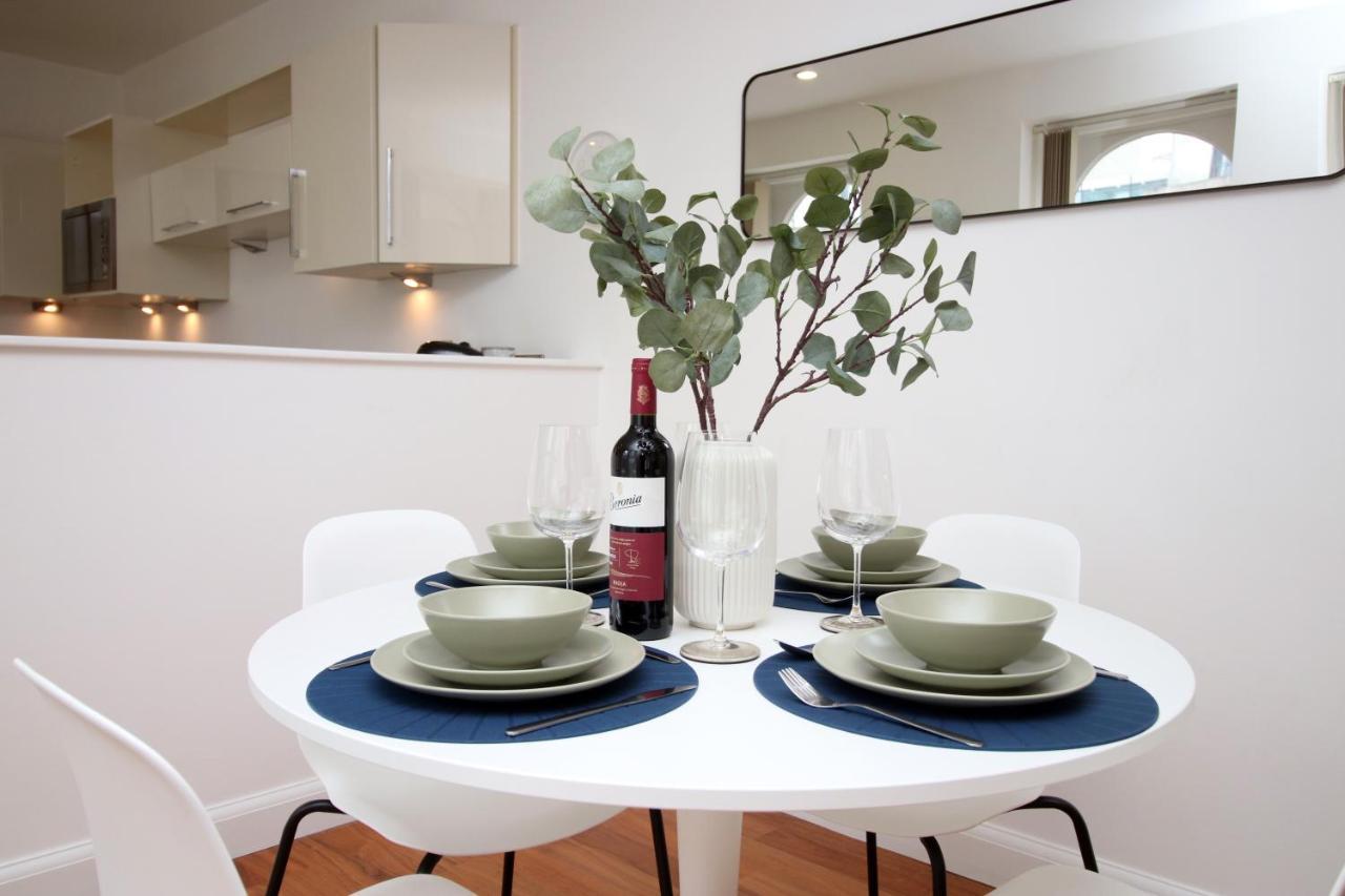 No 2 Under The Clock By Ssw - 2Br, Right In The City Centre, Sleeps 6 Cardiff Exterior photo