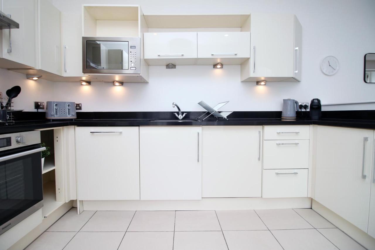 No 2 Under The Clock By Ssw - 2Br, Right In The City Centre, Sleeps 6 Cardiff Exterior photo