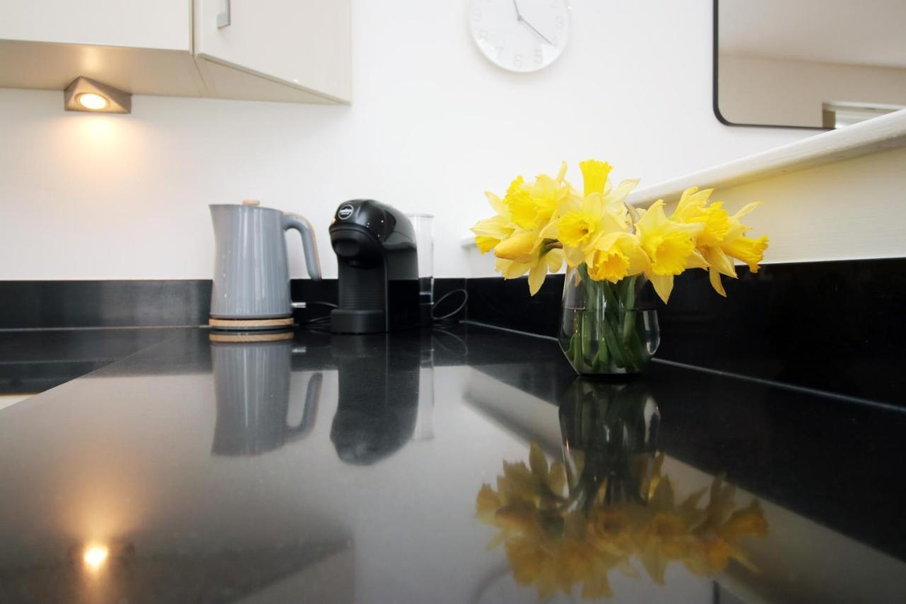 No 2 Under The Clock By Ssw - 2Br, Right In The City Centre, Sleeps 6 Cardiff Exterior photo