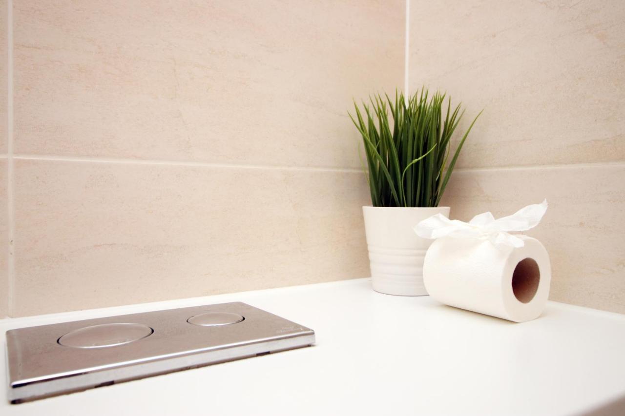 No 2 Under The Clock By Ssw - 2Br, Right In The City Centre, Sleeps 6 Cardiff Exterior photo